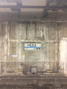 東京メトロ地下鉄東西線南砂町駅のホームの写真