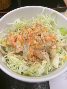 七味唐辛子をかけた吉野家のごぼうサラダの写真
