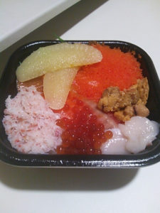 砂町銀座の丼丸で買った北海丼の写真