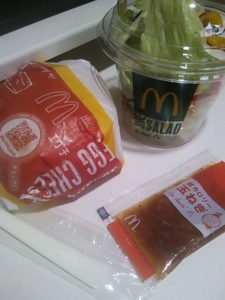 マクドナルドのエッグチーズバーガーとサイドサラダの写真