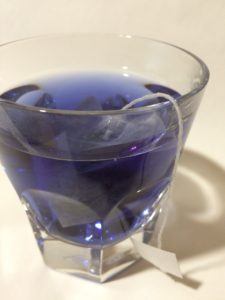 インスタ映えする青いお茶（バタフライピーティー）の写真
