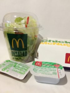 マクドナルドのサラダとチキンナゲット（ステーキソース）の写真