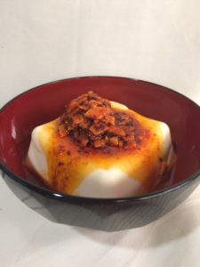 アレンジ豆腐（食べるラー油乗せ）の写真
