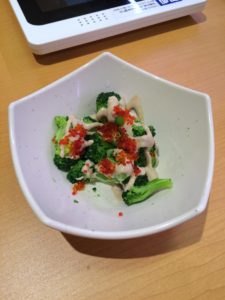 スシローのすし屋のブロッコリーサラダ（かにみそマヨ）の写真