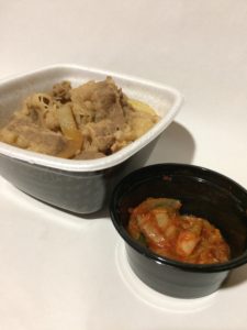 吉野家の牛丼とキムチ（持ち帰り）の写真