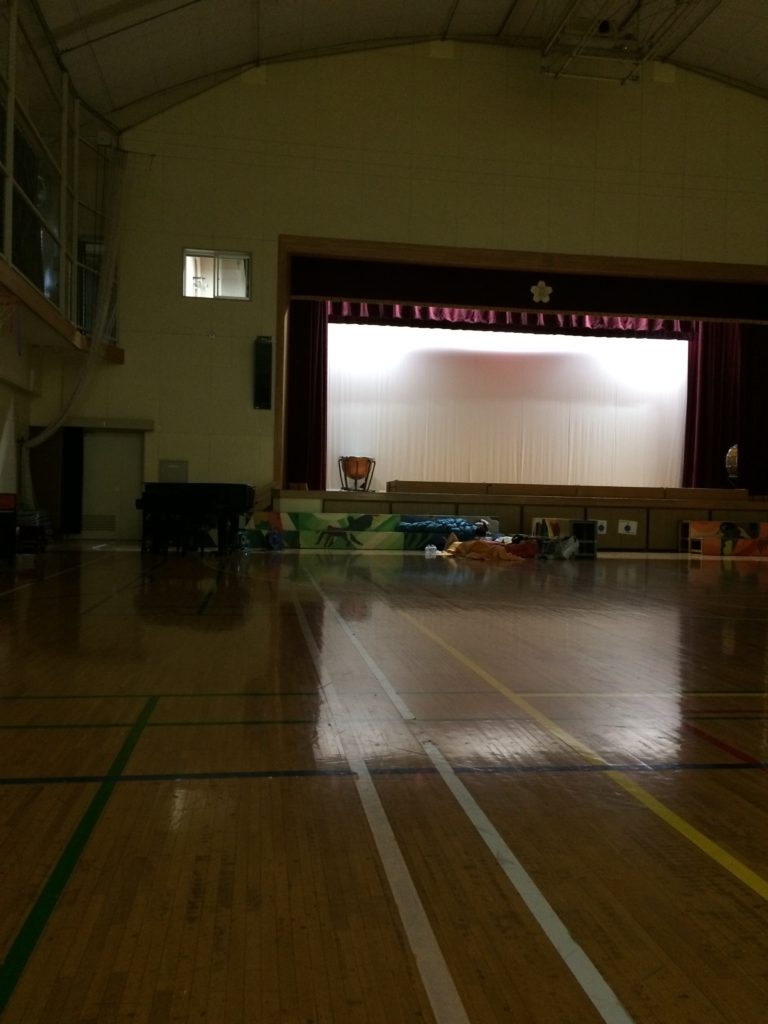 台風19号の際に避難した三砂小の体育館のひな壇の写真