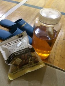 台風19号の際に避難所に持参したルイボス茶と食料（セサミスナック＆アーモンド）の写真