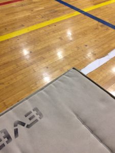 台風19号の際に避難した三砂小の体育館の体育マットの写真