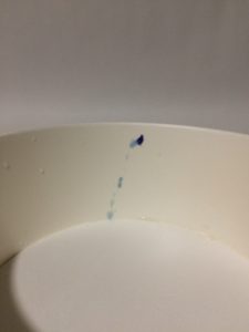 松屋のカチャトーラ定食のごはん容器に付着した謎の青い物体の写真