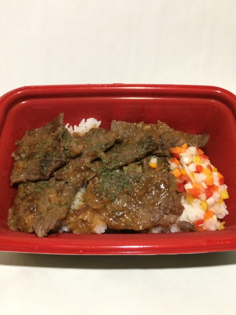 松屋の牛ステーキ丼（洋風ガーリックソース）の写真